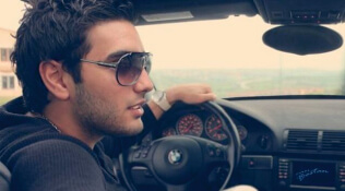 симпатичный водитель для девушки